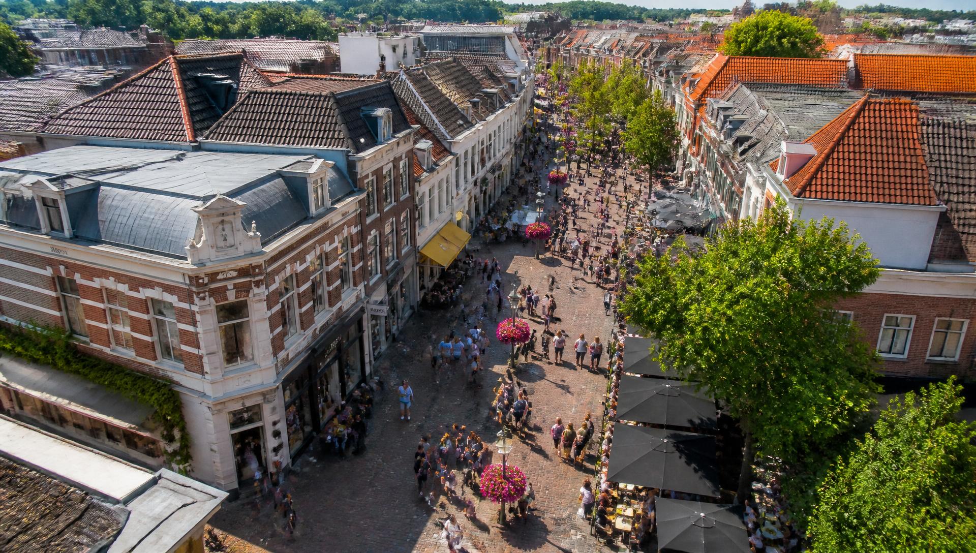 Drone-opname van een druk en levendig Nederlands centrum met winkelende mensen